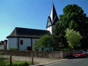 Kirche Gondsroth mit Bäumen im Vordergrund