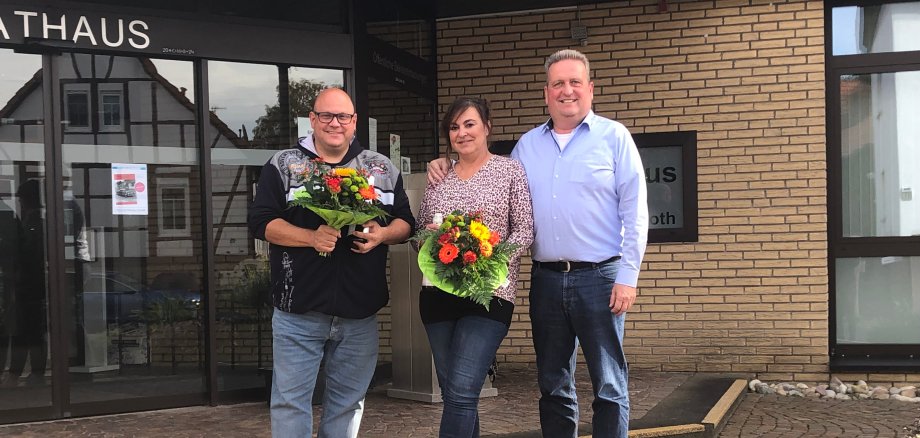 Auf dem Foto: stellvertretender Gemeindewahlleiter Kai Trageser,  Gemeindewahlleiterin Susanne Lauck und Bürgermeister Matthias Pfeifer