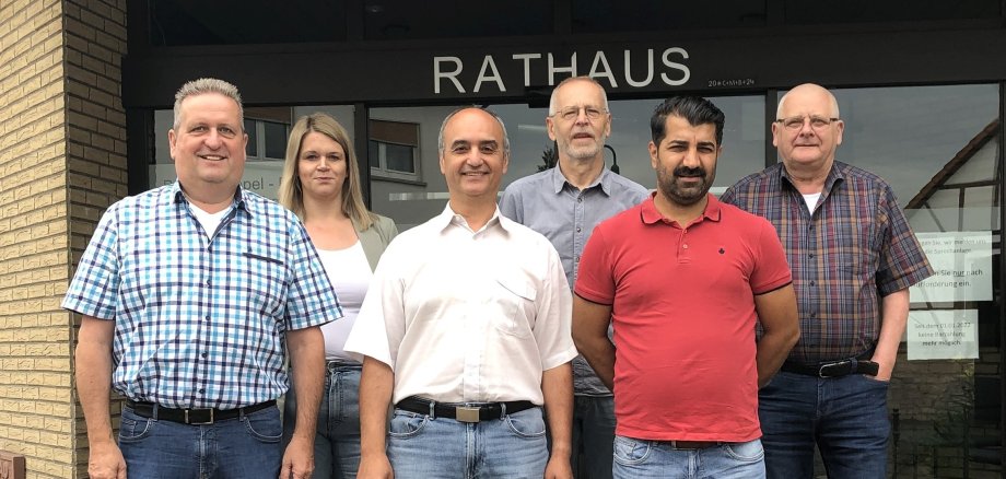 Vor dem Rathaus Hasselroth stehen von links nach rechts: Bürgermeister Matthias Pfeifer, Amtsleiterin Nadine Herbst, Farhan Behrad, Amtsleiter Matthias Rösch, Ahmet Yildiz, Hauptamtsleiter Siegfried Richter